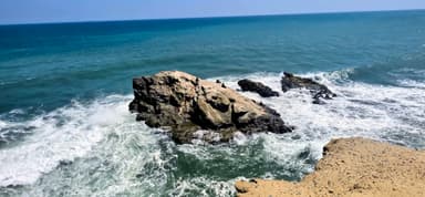 Un rocher surplombant l'océan à La Brea, avec des vagues déferlantes.
