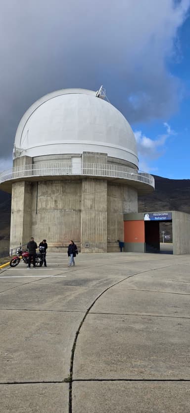Un observatoire astronomique sous un ciel nuageux.