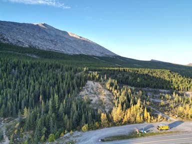 Une vue de la montagne et des arbres au Canada.