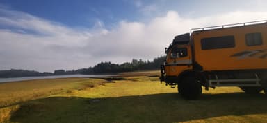 Un camion sur un terrain verdoyant près d'un lac au Mexique.