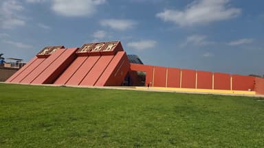 Un bâtiment moderne avec un ciel bleu à La Victoria.
