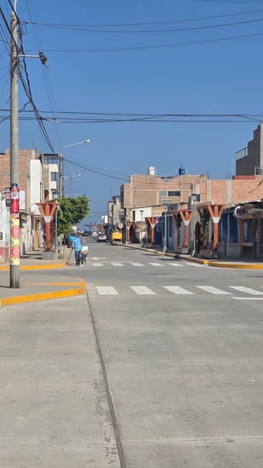 Une rue calme avec des bâtiments et un ciel bleu à La Victoria.