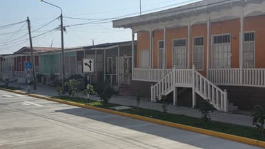 Des maisons colorées le long d'une rue ensoleillée.