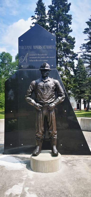 Une statue commémorative d'un mineur en plein jour.