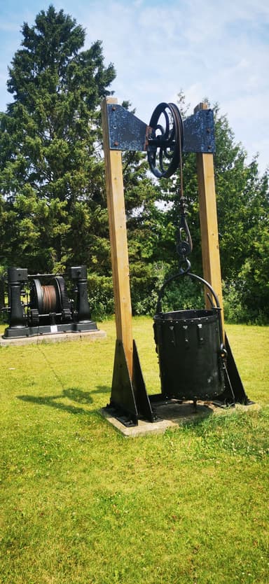 Une scène de verdure avec un équipement ancien en métal.