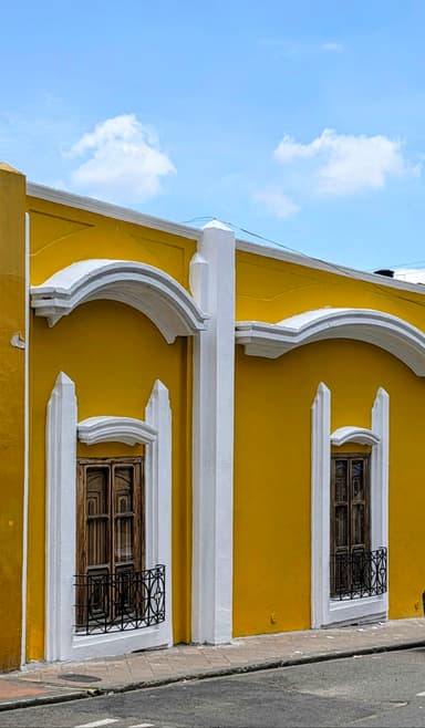 Un bâtiment jaune avec des fenêtres en bois à Pamplona.