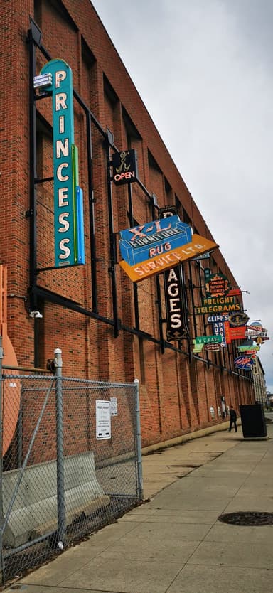 Des enseignes colorées sur un bâtiment en brique à Edmonton.