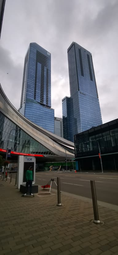 Une vue de grands bâtiments modernes sous un ciel nuageux.