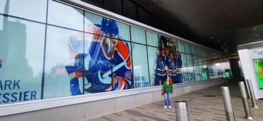 Une image de l'extérieur d'un bâtiment avec des affiches de joueurs de hockey.
