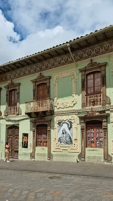 Une façade colorée avec des détails architecturaux à Azuay, Équateur.