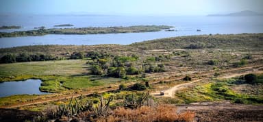 Un paysage naturel avec un lac et des îles au Venezuela.