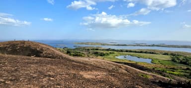 Une vue panoramique des paysages de Bolivar, avec des lacs et des îles sous un ciel bleu.