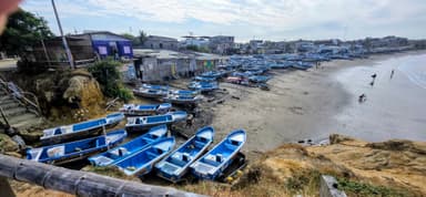 Des bateaux de pêche sur une plage à General Villamil Playas.
