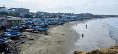 Des bateaux de pêche sur une plage à General Villamil Playas.