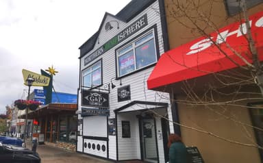 Un bâtiment avec des enseignes et des fleurs à Whitehorse.