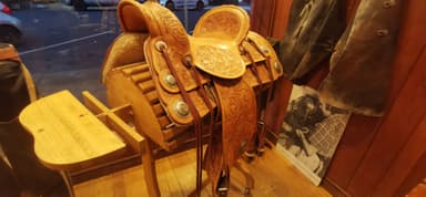 Une selle en cuir ornée dans un magasin.