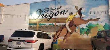 Une fresque murale colorée représentant un cavalier à Pendleton.