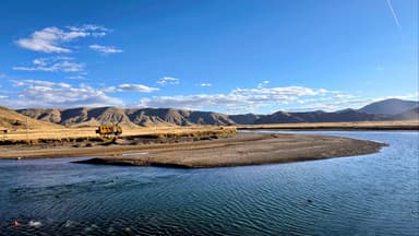 Un paysage de rivière et de montagnes sous un ciel bleu à Nicasio.