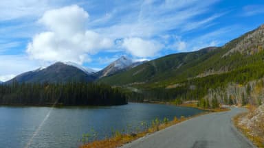 Un paysage de montagnes et un lac sous un ciel bleu.