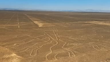 Un paysage désertique avec des lignes tracées dans le sol.