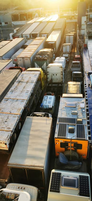 Un paysage de camions stationnés sous la lumière du soleil.