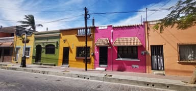Des maisons colorées le long d'une rue à Mazatlán.