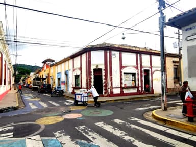 Une rue colorée avec des bâtiments et un vendeur ambulant à Nahuizalco.