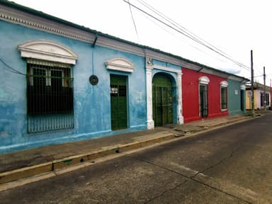 Des maisons colorées le long d'une rue à Nahuizalco.