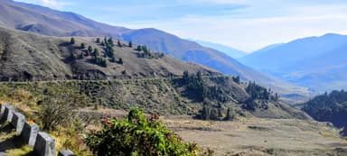 Un paysage montagneux avec des collines et des vallées ensoleillées.