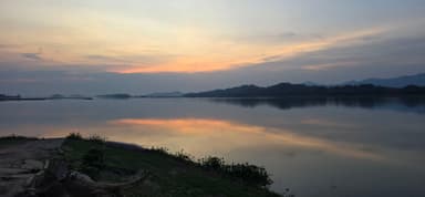 Un paysage tranquille au bord d'un lac au coucher du soleil.