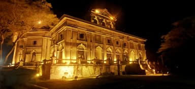Un bâtiment illuminé la nuit à Masaya, Nicaragua.