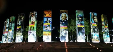 Des colonnes illuminées avec des images historiques à Masaya.