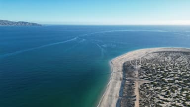 Une vue aérienne d'une plage et de l'océan à La Paz.