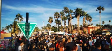 Une foule animée sous un ciel bleu à La Paz.