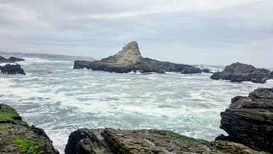 Un paysage côtier avec des rochers et des vagues à Barranca.