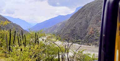 Un paysage de montagnes et de rivières en Colombie.