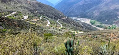 Une vue panoramique des montagnes et des routes sinueuses en Colombie.