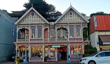 Une belle maison colorée avec des fenêtres et des lampadaires.