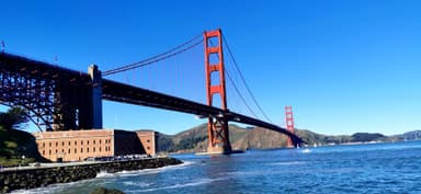 Un pont emblématique sur fond de ciel bleu à San Francisco.