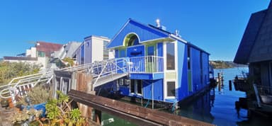 Une maison colorée sur l'eau à San Francisco.