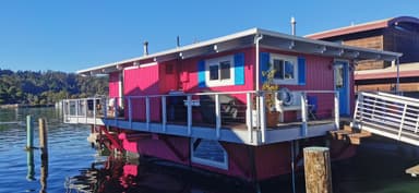 Une maison flottante colorée sur l'eau à San Francisco.