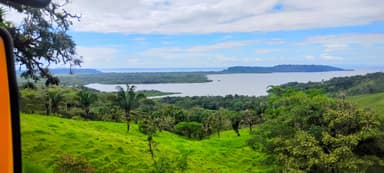 Une vue panoramique de la nature verdoyante et d'un lac en Veraguas, Panama.