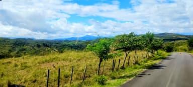Un paysage verdoyant avec des collines sous un ciel nuageux à Veraguas.