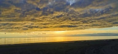 Un coucher de soleil sur une plage tranquille à Kenai.