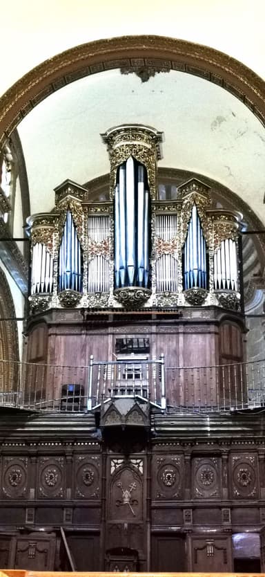 Un orgue majestueux dans une église avec des détails dorés.