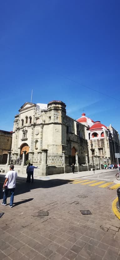Un bâtiment historique sous un ciel bleu à Oaxaca.