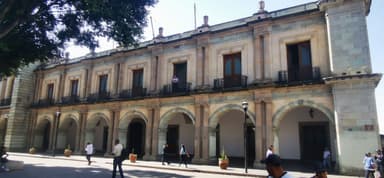 Un bâtiment historique avec des arches et des fenêtres à Oaxaca.