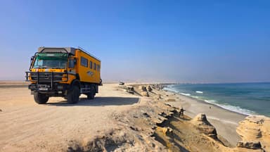 Un camion sur une falaise surplombant la plage d'Antofagasta.