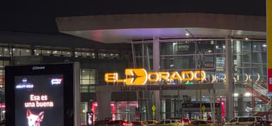 Un bâtiment moderne avec un éclairage nocturne à Bogota.