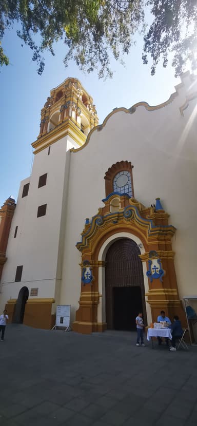 Une église colorée sous un ciel bleu à Tehuacán.